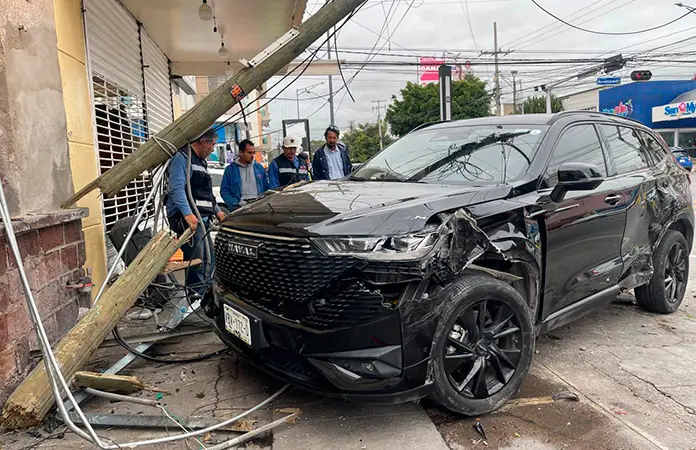 Derriba camioneta poste de madera en Av. Carranza