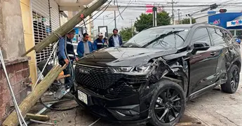 Derriba camioneta poste de madera en Av. Carranza
