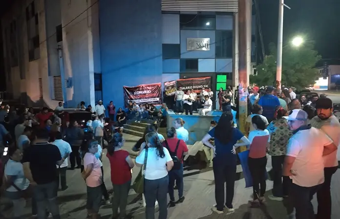 Empleados de base del IMSS piden cese de su líder sindical