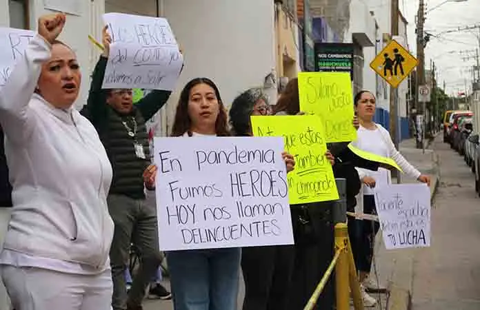 Empleados del IMSS exigen alza salarial y mejoras laborales
