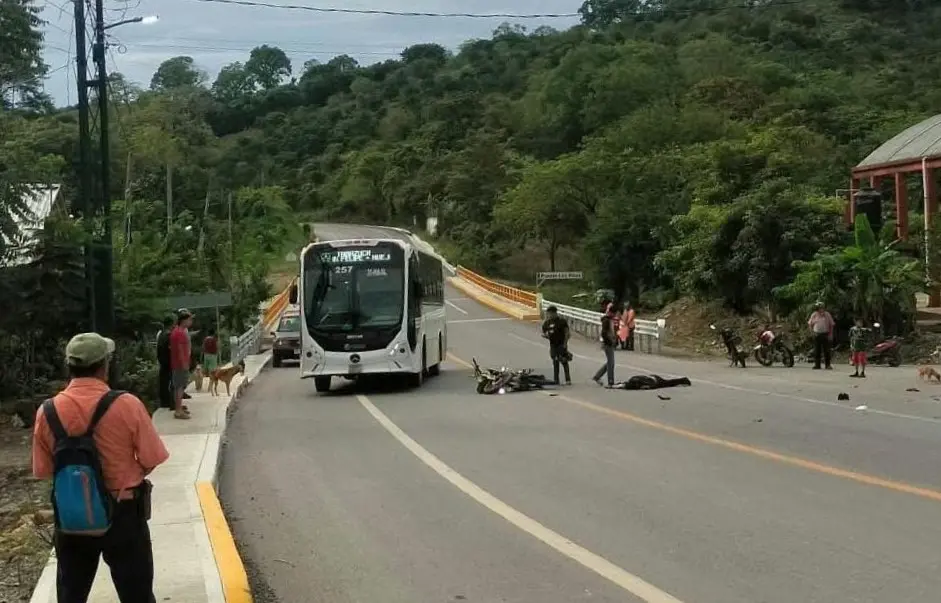 Fallece motociclista embestido por un camión