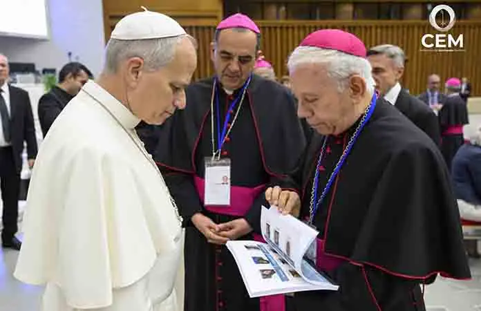 Obispo entrega al papa libro sobre desaparecidos
