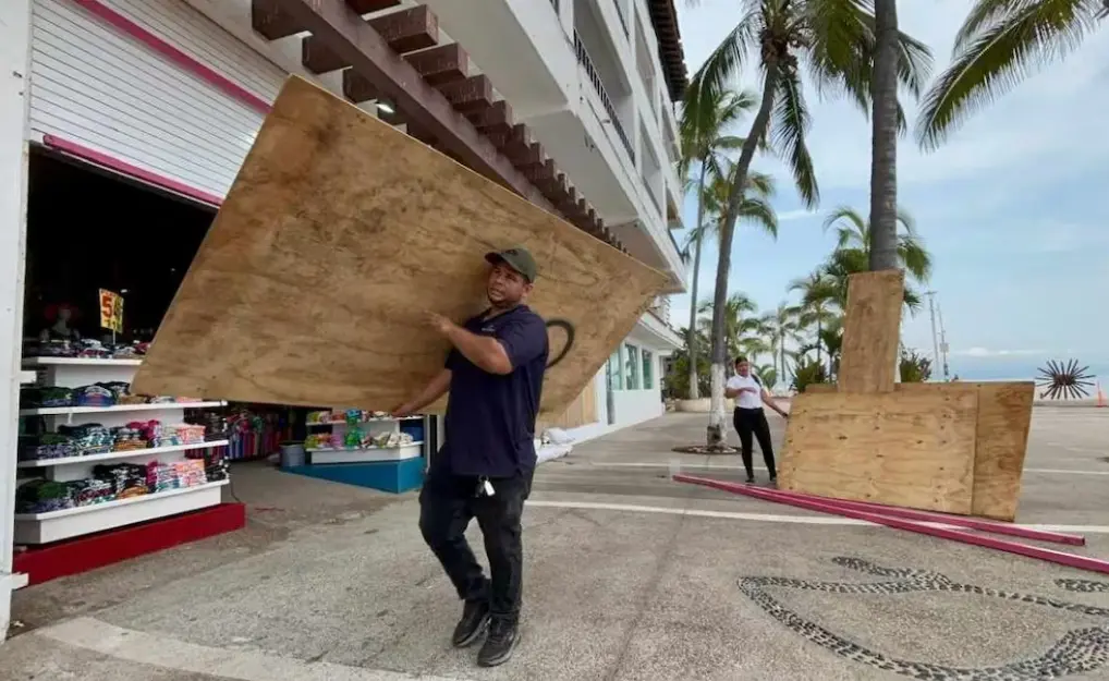 Trabajadores y autoridades refuerzan negocios en malecón de Puerto Vallarta