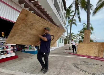 Trabajadores y autoridades refuerzan negocios en malecón de Puerto Vallarta Trabajadores y autoridades refuerzan negocios en malecón de Puerto Vallarta