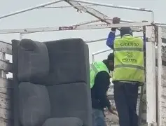 Tres empleados de SEDUVOP arrestados por tirar muebles en lote baldío Tres empleados de SEDUVOP arrestados por tirar muebles en lote baldío