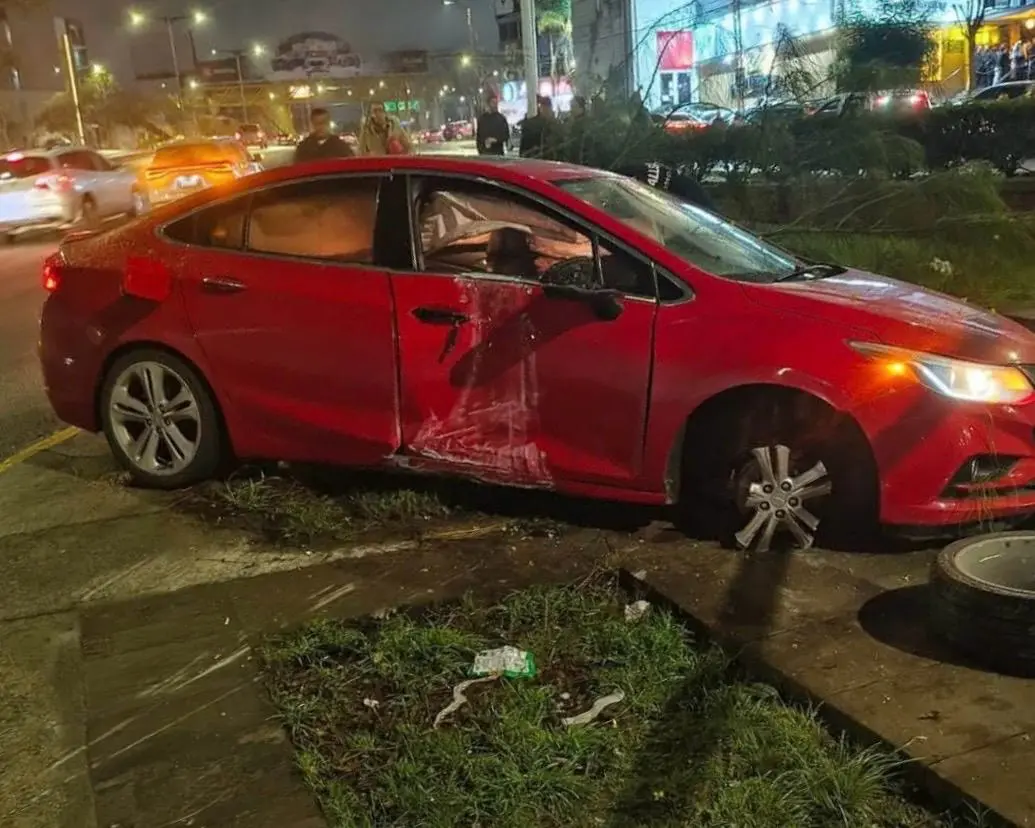 Accidente en asta bandera de Salvador Nava deja una persona lesionada