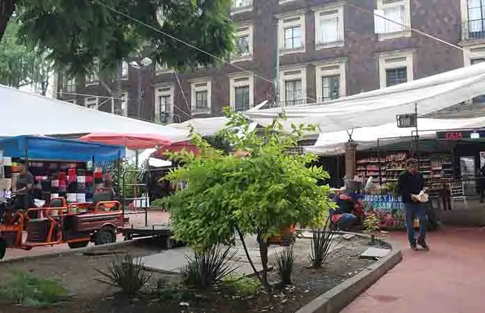 Ambulantes copan plazas en la Ciudad de México