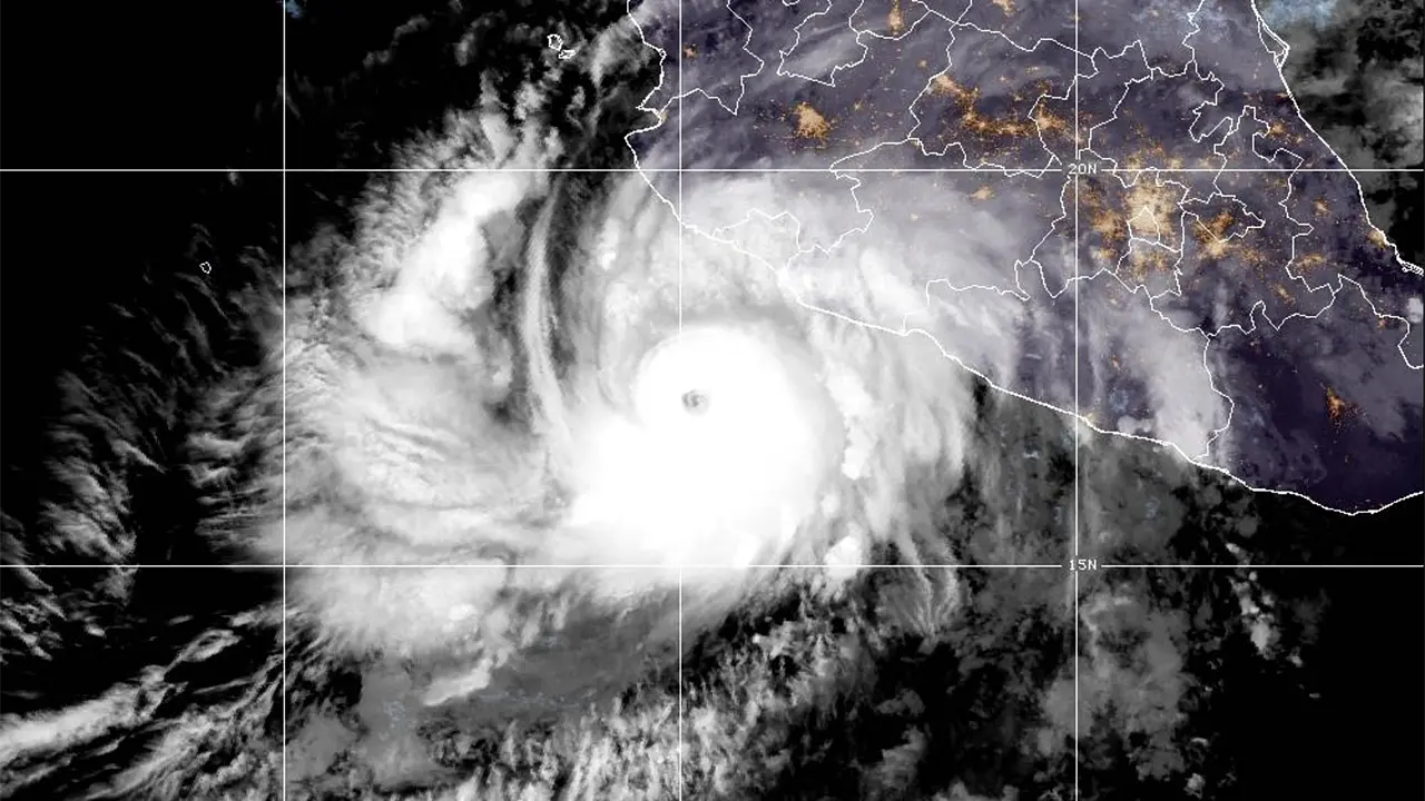 El huracán Simón se fortalece a la categoría 4 mientras se acerca a la costa del Pacífico