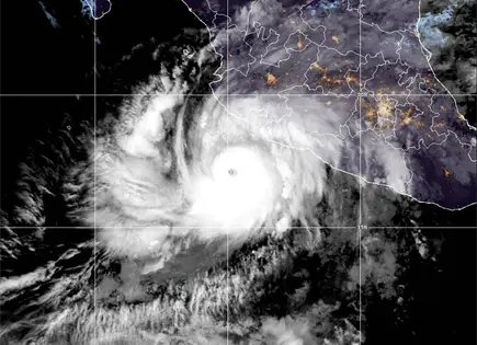 El huracán Simón se fortalece a la categoría 4 mientras se acerca a la costa del Pacífico El huracán Simón se fortalece a la categoría 4 mientras se acerca a la costa del Pacífico
