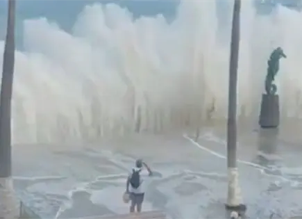 Fuertes olas golpean el malec&oacute;n de Puerto Vallarta