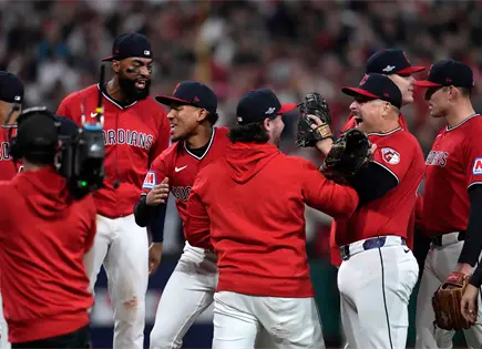 Guardianes de Cleveland vencen a Medias Blancas y avanzan en playoffs Guardianes de Cleveland vencen a Medias Blancas y avanzan en playoffs