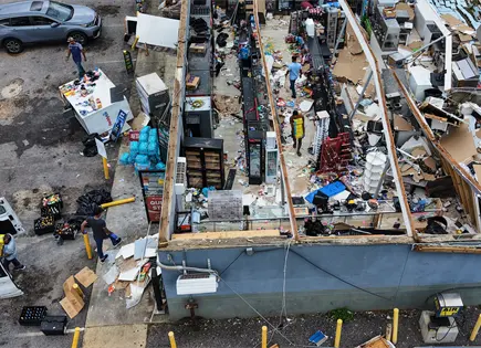 Huracán Isaías arranca techos y causa muertes en Florida y Alabama Huracán Isaías arranca techos y causa muertes en Florida y Alabama
