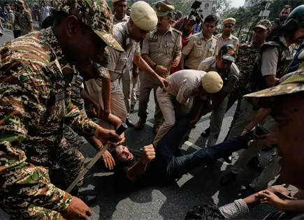 India despliega operativo y detiene a manifestantes del movimiento Cucaracha