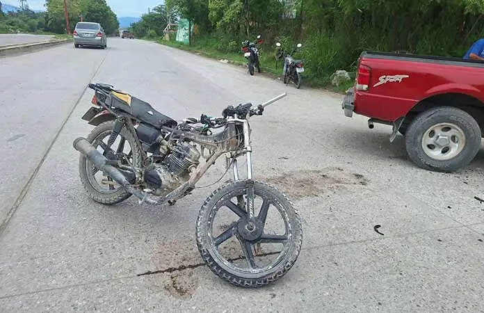 Joven en moto sufre múltiples fracturas