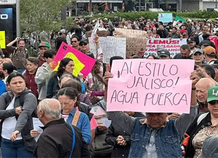 Marcha masiva en Guadalajara por agua contaminada en la ciudad