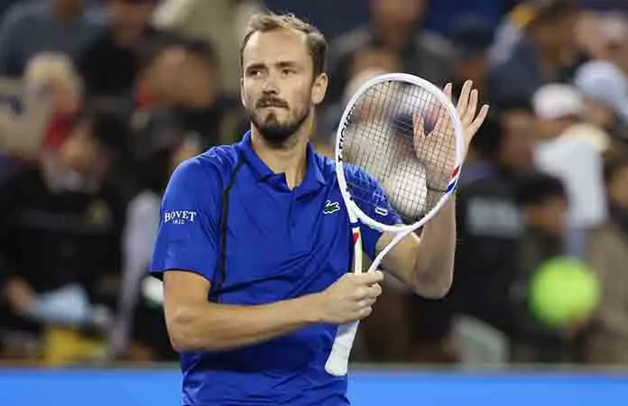 Medvedev avanza en Masters de Shanghái