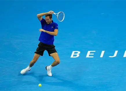 Medvedev gana en Shangh&aacute;i tras descalificaci&oacute;n en China