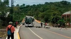 Muere motociclista al ser embestido por un autobús