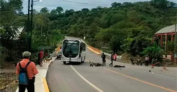 Muere motociclista al ser embestido por un autob&uacute;s