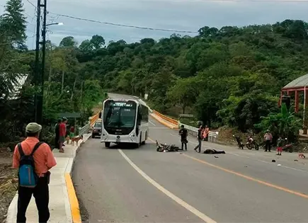Muere motociclista al ser embestido por un autob&uacute;s
