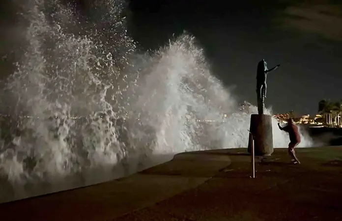 "Simón" provoca pánico en Vallarta