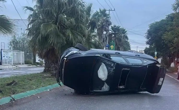 Una persona lesionada tras choque y volcadura en Villa de Pozos Una persona lesionada tras choque y volcadura en Villa de Pozos