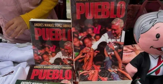 Vendedores aprovechan Consejo Nacional Morena para vender merch