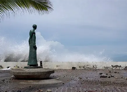 Puerto Vallarta se prepara ante llegada del huracán Simón Puerto Vallarta se prepara ante llegada del huracán Simón