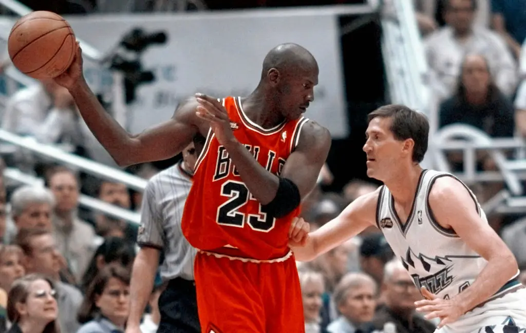 Camiseta de Michael Jordan fija récord de 14 millones en recuerdos de básquet, dice subasta