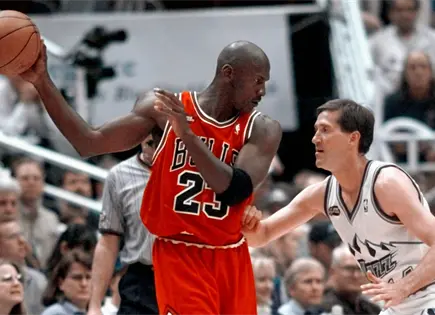 Camiseta de Michael Jordan fija r&eacute;cord de 14 millones en recuerdos de b&aacute;squet, dice subasta