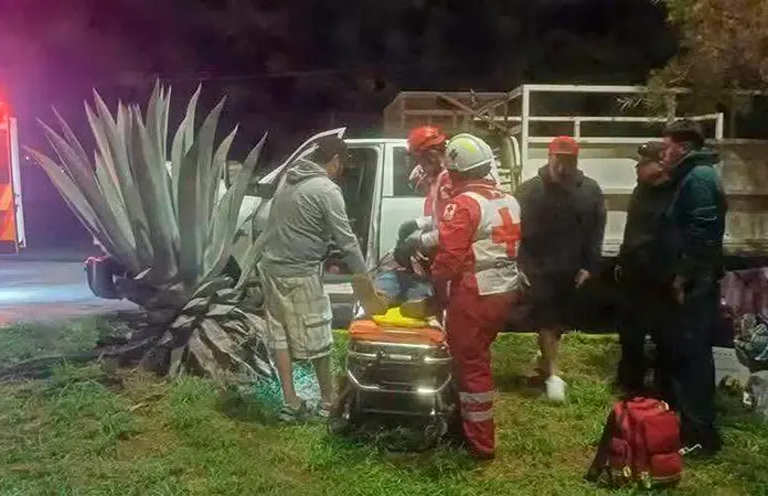 Choca camioneta contra el camellón del bulevar