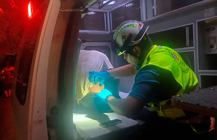 Chofer de camioneta embiste a motociclistas