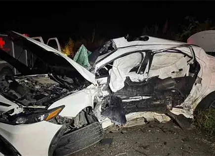 Choque en carretera deja dos muertos Choque en carretera deja dos muertos