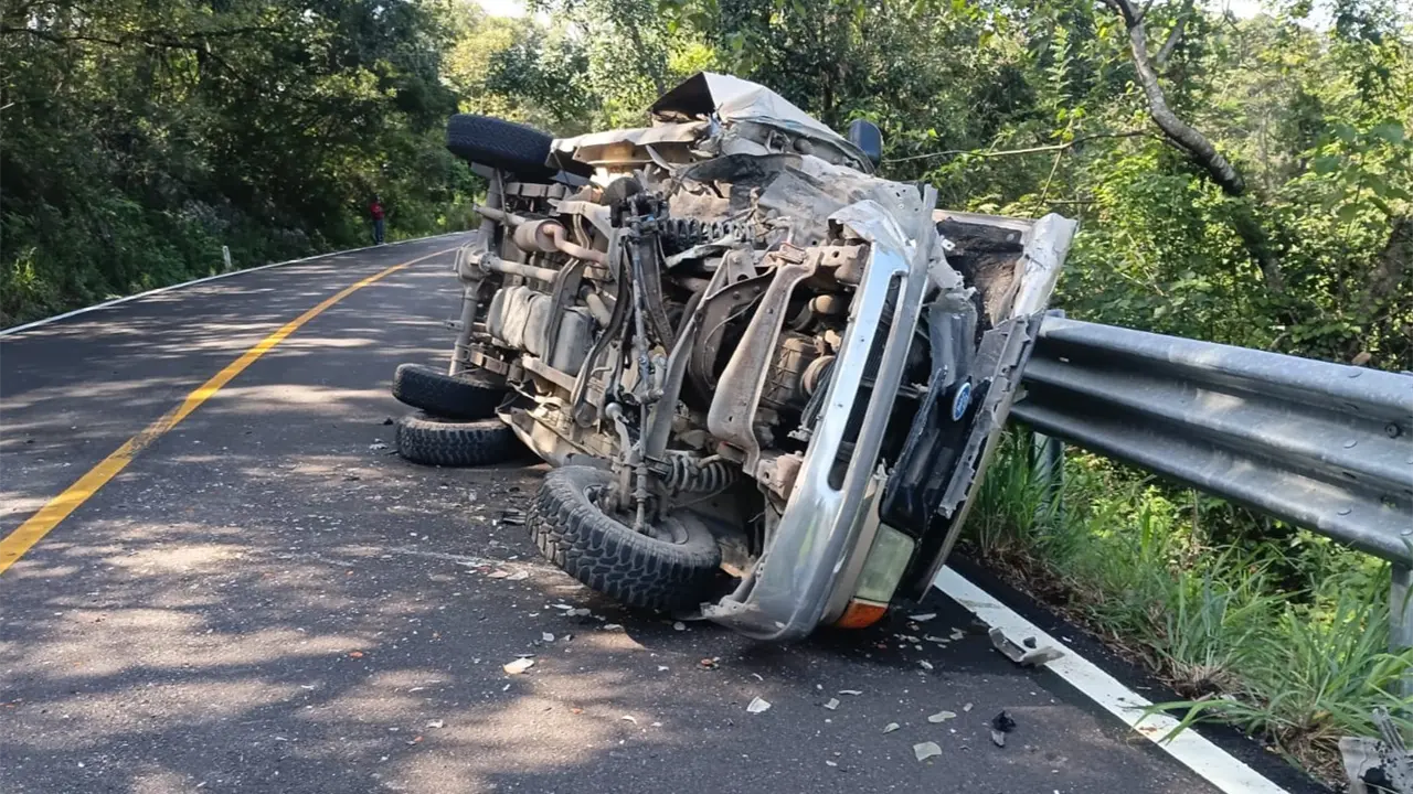 Choque y volcadura en Tamasopo deja varios heridos