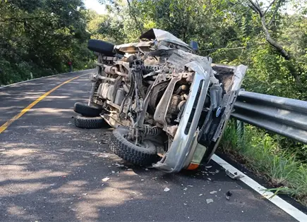 Choque y volcadura en Tamasopo deja varios heridos Choque y volcadura en Tamasopo deja varios heridos
