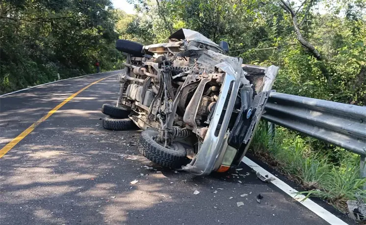 Choque y volcadura en Tamasopo deja varios heridos