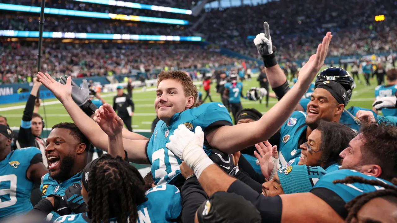 Jaguars ganan con gol de campo de Cam Little en Londres