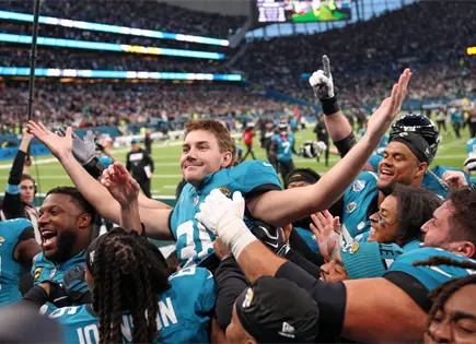 Jaguars ganan con gol de campo de Cam Little en Londres