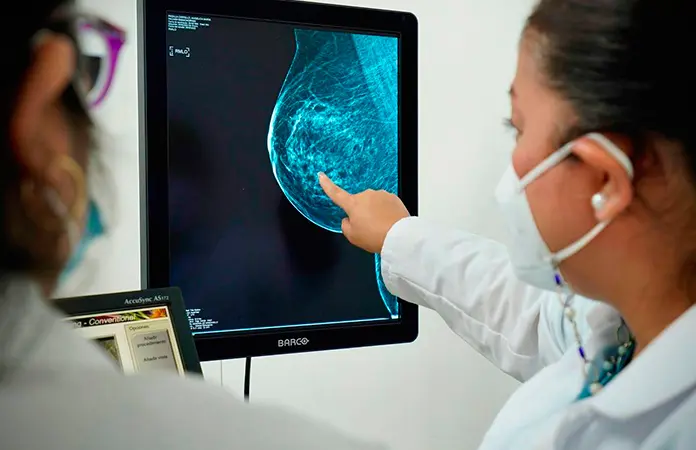 Estefanía Meneses crea prótesis artesanales para cáncer de mama
