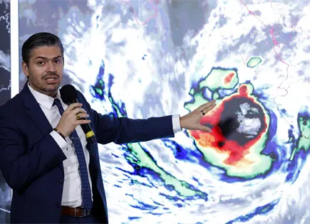 Simón se debilita a categoría 2; sigue alerta por lluvias Simón se debilita a categoría 2; sigue alerta por lluvias