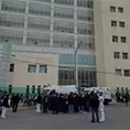 Trabajadores del Hospital Central bloquean Carranza