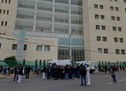 Trabajadores del Hospital Central bloquean Carranza Trabajadores del Hospital Central bloquean Carranza