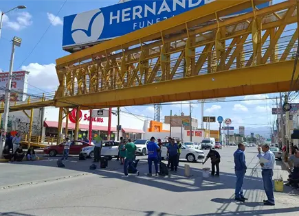 Ahora, taxistas bloquean avenida Mu&ntilde;oz