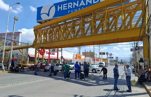 Ahora, taxistas bloquean avenida Muñoz Ahora, taxistas bloquean avenida Muñoz