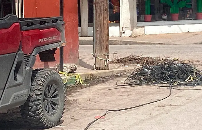 Cables de poste siguen tirados en vía pública