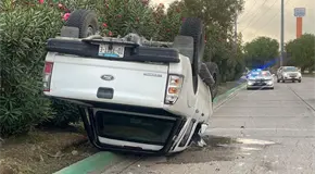 Conductor de camioneta sufre volcadura en Río Santiago