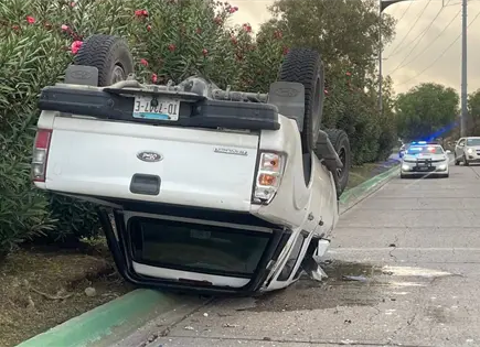 Conductor de camioneta sufre volcadura en R&iacute;o Santiago