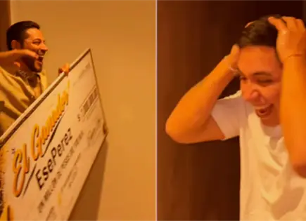 Eduin Caz entrega un mill&oacute;n de pesos a Ese P&eacute;rez en CDMX