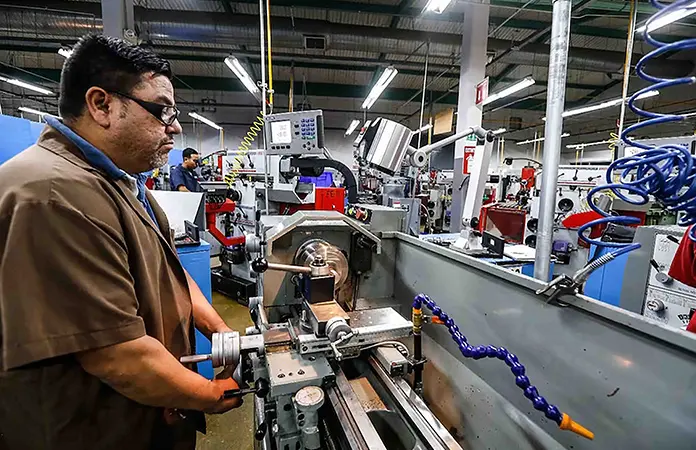 Industria avanza por tercer mes