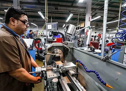 Industria avanza por tercer mes Industria avanza por tercer mes